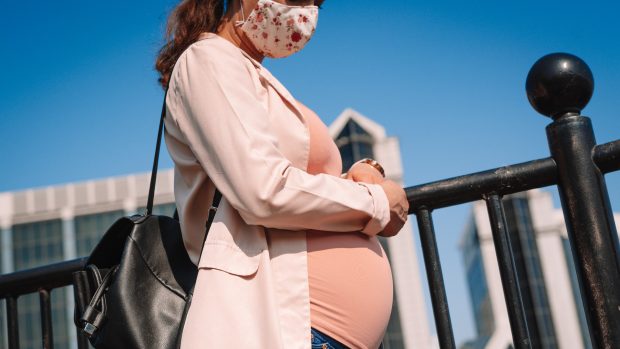 Těhotná žena během pandemie koronaviru