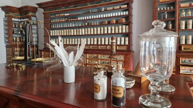 Barokní lékárna vystavená ve Zlaté koruně