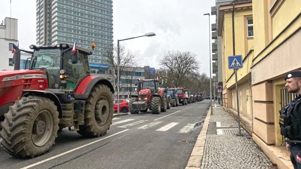 Protestní jízda zemědělců přek Krajským úřadem Libereckého kraje 8. února 2024