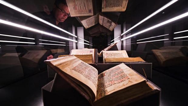 Gotické rukopisy, které nechala zhotovit královna Eliška Rejčka, vystavené v expozici na Špilberku