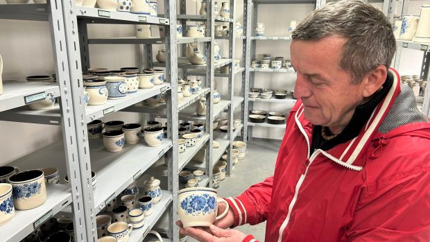 Zdeněk Malena ukazuje hrdějovickou keramiku