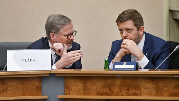 Premiér Petr Fiala s ministrem vnitra Vítem Rakušanem na zasedání vlády