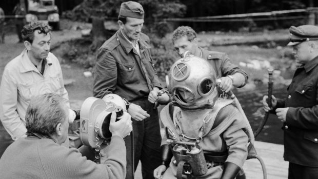 Československá televize natáčí akci potápěčů na Šumavě – údajný nález nacistického archivu v bednách na dně Černého jezera (3. července 1964)