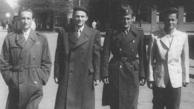 Druhý zleva Vladimír Hradec, Milan Paumer v uniformě, Josef Mašín
