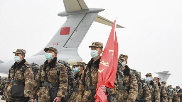 Členové vojenského zdravotnického personálu po příletu na letiště ve Wu-chanu