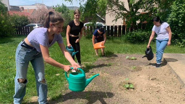 Studenti dobrušského gymnázia a novoměstské základní školy pomáhají místním Ukrajincům s pěstováním zeleniny a ovoce