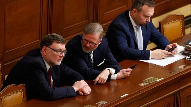 Zleva ministr financí Zbyněk Stanjura, premiér Petr Fiala a ministr práce a sociálních věcí Marián Jurečka