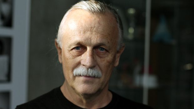 Básník, písničkář, spisovatel a překladatel a předseda Českého centra Mezinárodního PEN klubu Jiří Dědeček
