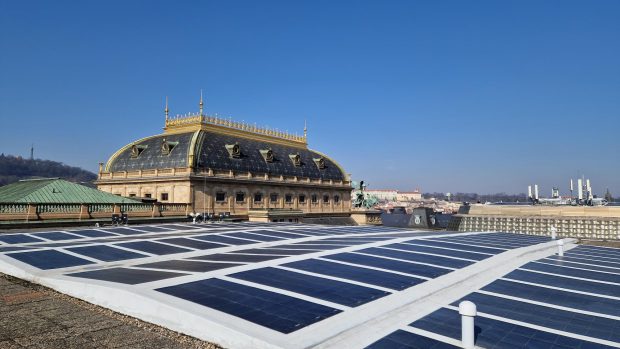 Národní divadlo, fotovoltaické panely na střeše provozní budovy ND