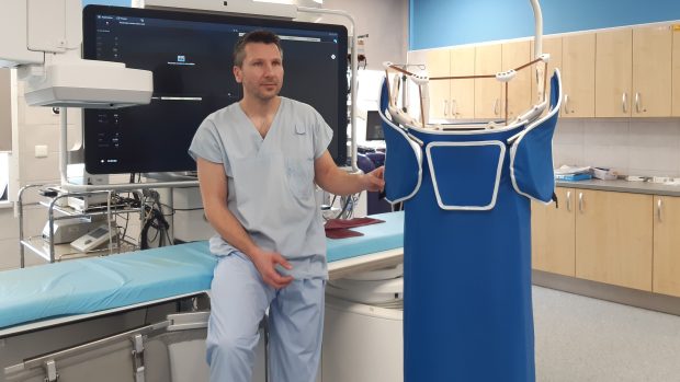 Primář kardiologie Marcel Heczko oceňuje, jak nový typ obleku šetří operatérova záda