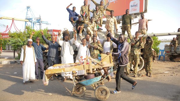 Lidé jásají kolem vojáků súdánské armády