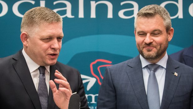 Slovenští expremiéři Robert Fico (vlevo) a Petr Pellegrini (vpravo)