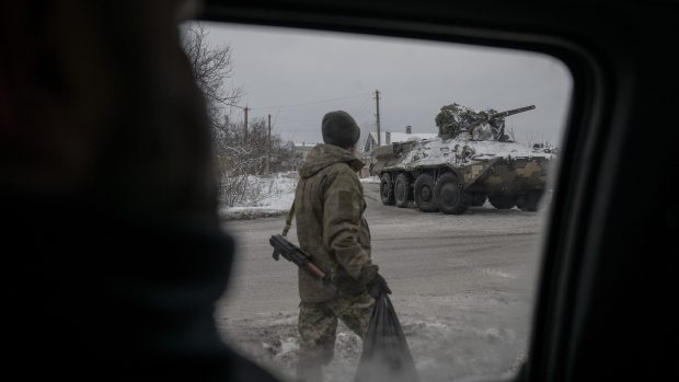 Ukrajinští vojáci (soldiers patrol the area as the war between Russia and Ukraine continues in Kupyansk, Kharkiv, Ukraine on November 21, 2023