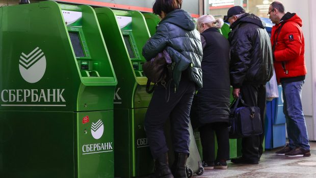 Lidé v Moskvě hromadně vybírají peníze z bankomatů
