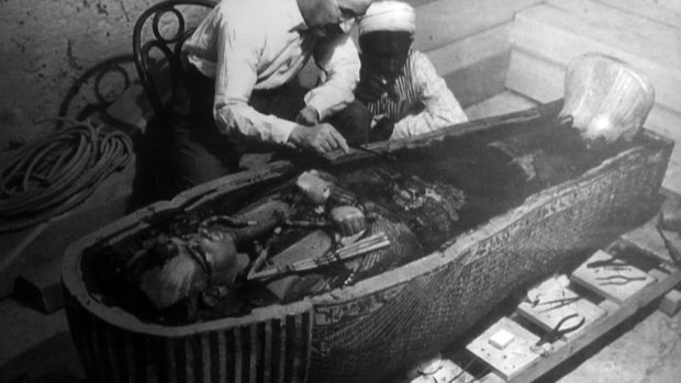Howard Carter při výzkumu Tutachamonovy hrobky v roce 1922