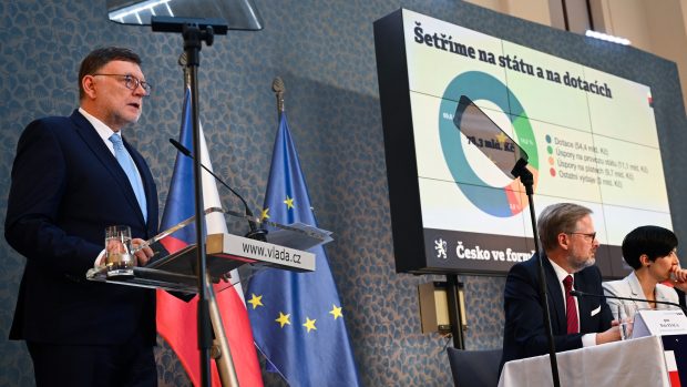 Ministr financí Zbyněk Stanjura (ODS) představuje vládní konsolidační balíček