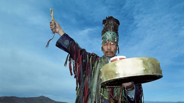 Šaman z šamanského centra Tos Deer (Devět nebes) provádí rituální obřad. Kyzyl, Tuvinská republika, Rusko