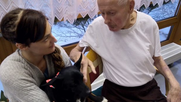 Františka Zverková dělala se svým psem Lojzou radost seniorům v Liberci.