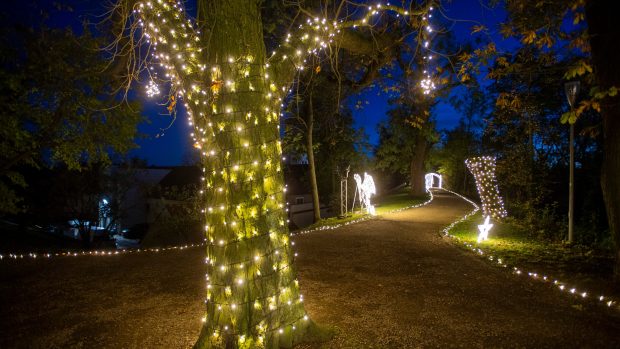 Výstava vánočního osvětlení Světla vyprávějí na pardubickém zámku