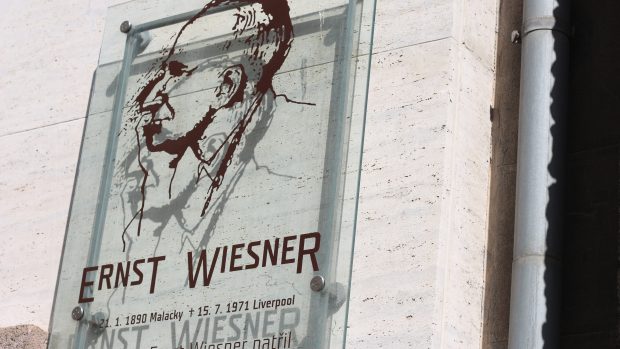Ernst Wiesner, pamětní deska architekta