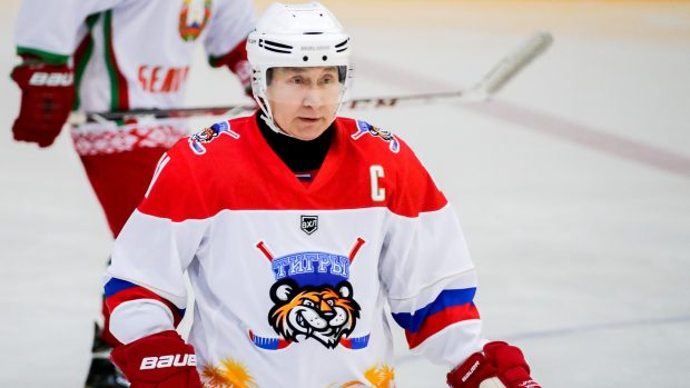 Vladimir Putin jako kapitán hokejového týmu Tygři.