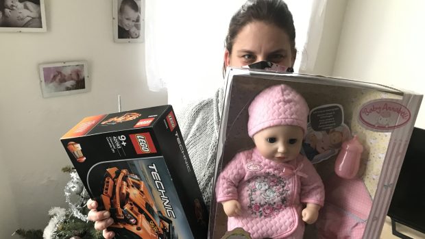 Žena dostala od cizího muže z Prahy dárky pro své dvě děti