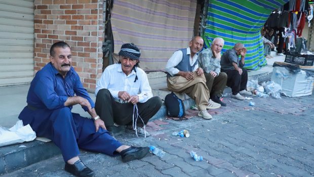 Íránští dělníci čekají na práci