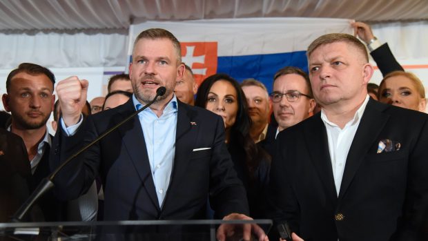 Vítěz prezidentských voleb na Slovensku Peter Pellegrini (u mikrofonu) a předseda tamní vlády Robert Fico ze strany Směr