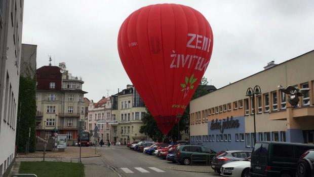 V centru Českých Budějovic ráno nouzově přistál balón