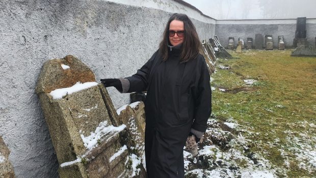 Opuštěný hřbitov v zaniklé vesničce Hodňov u Lipna obnovují nadšenci, na snímku Lenka Hůlková