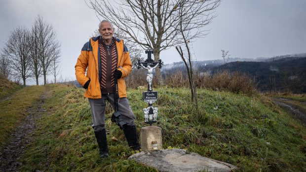 Stanislav Schneedorf obnovuje kříže ze zaniklých šumavských vesnic, na snímku u Želnavy