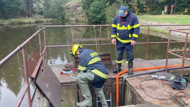 Téměř tři týdny se hasiči snažili uvolnit zarezlé šoupátko na výpusti Kyjovské přehrady u Krásné Lípy