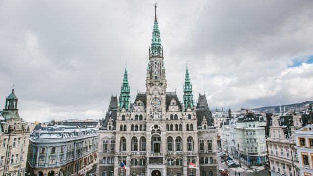 Monumentální historizující budova s prvky zaaplské renesance byla postavená v letech 1888-1893 podle projektu vídeňského architekta Franze von Neumanna