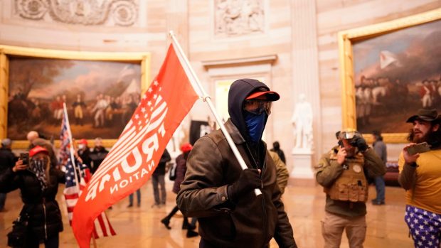 Příznivci Donalda Trumpa vtrhli během jednání Kongresu do budovy Kapitolu