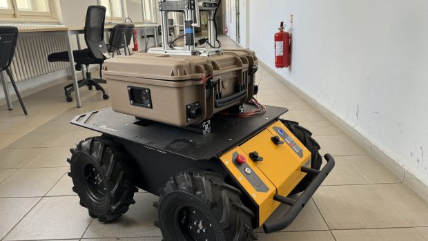 Menší čtyřkolový robot je určený hlavně k tomu, aby prováděl průzkum neznámého nebo obtížně dostupného prostředí |