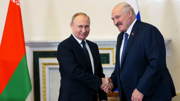 Ruský prezident Vladimir Putin a jeho běloruský protějšek Alexander Lukašenko během setkání v Petrohradu