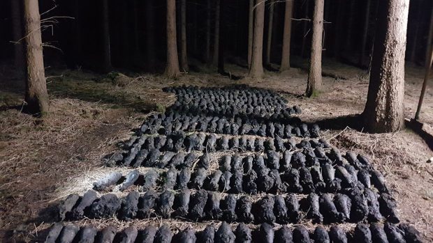 Nedaleko Týnišťka policejní pyrotechnici vyzvedli ze země přes 300 dělostřeleckých min