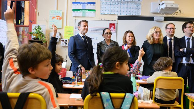 Francouzský prezident Emmanuel Macron na návštěvě školy v Paříži