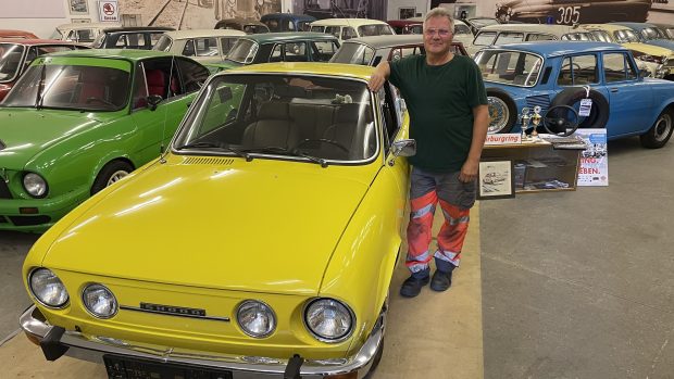 Žlutá Škoda 110 R z roku 1970 byla první škodováckou láskou Uweho Hoffmanna