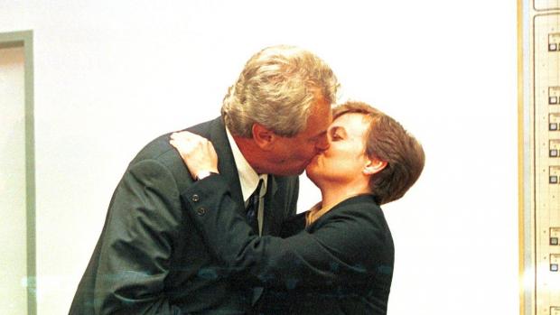 Premiér Miloš Zeman dává polibek předsedkyni Úřadu pro jadernou bezpečnost Daně Drábové při spuštění Jaderné elektrárny Temelín