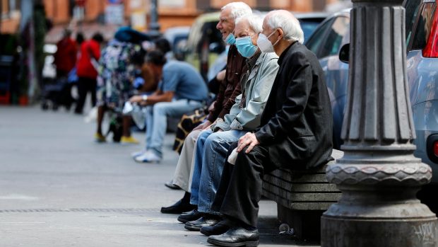V Itálii, kde senioři tvoří velký podíl populace, odborníci tvrdí, že pro ekonomiku by bylo nejlepší vrátit věk odchodu do důchodu zpět na 67 let (ilustrační foto)