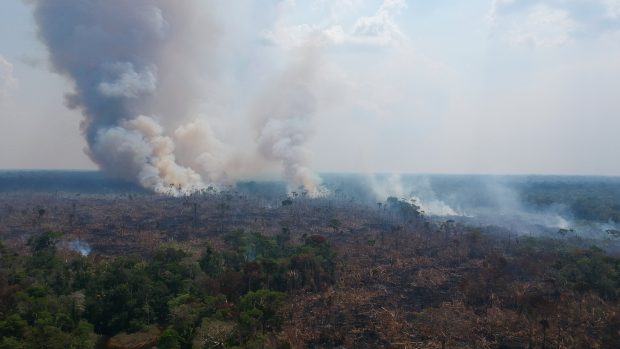 Odlesňování amazonského pralesa v Brazílii. Snímek je z 18. srpna 2021