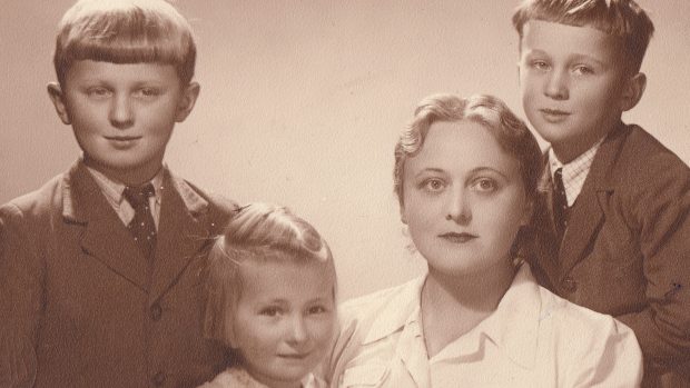 Zleva Ctirad, Zdena mladší, Zdena a a Josef Mašínovi v roce 1941