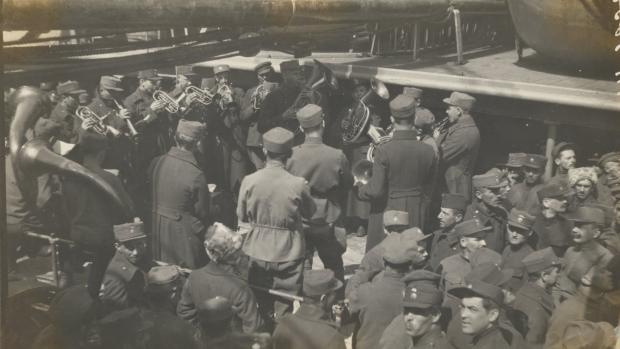 Vystoupení plukovního orchestru československých leginářů v Rusku na palubě lodi Sheridan