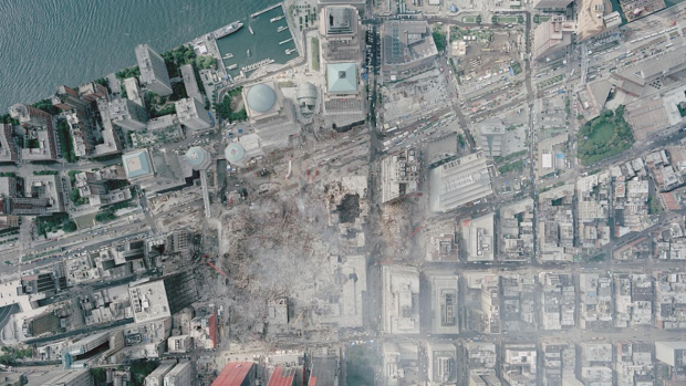 Satelitní snímek Národního úřadu pro oceán a atmosféru zachycuje místo, kde stála „dvojčata“, dva týdny po útoku