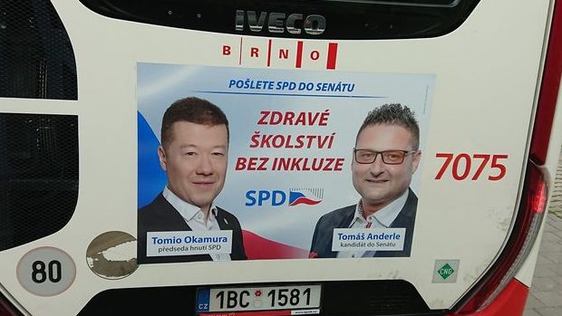 Reklamní slogan hnutí SPD na brněnském autobusu