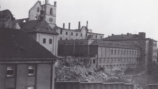 Emauzský klášter v Praze den po bombardování.