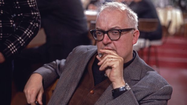 Švýcarský dramatik Friedrich Dürrenmatt během režírování filmové adaptace své vlastní hry Frank (archivní foto ze 60. let)
