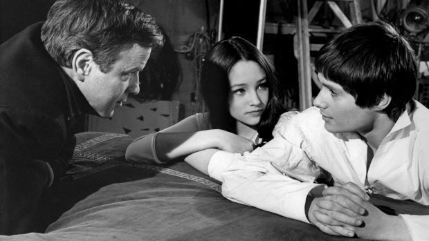 Režisér Franco Zeffirelli (vlevo) a herci Olivia Husseyová a Leonard Whiting během natáčení snímku Romeo a Julie