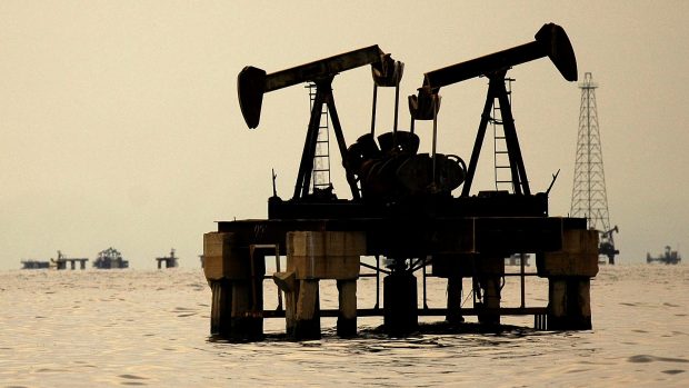 Těžba ropy z venezuelského jezera Maracaibo